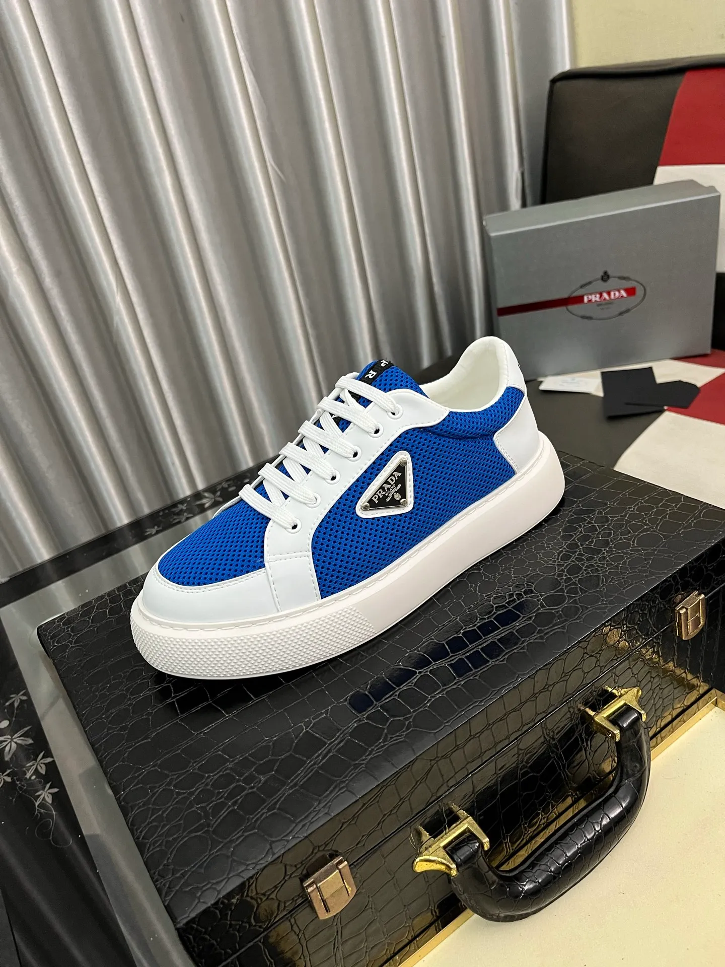 Men's men's shoes💰580⌚️⌚️Prada Prada early spring new model, top original quality, Prada casual sports shoes, made of imported solid color patent leather, spliced mesh cowhide upper, three-dimensional geometric segmentation, multi-color splicing, fashionable and generous, soft, comfortable and breathable. The tongue is decorated with classic letter logo, with fabric lining, cowhide foot pads, matched with P family's exclusive rubber outsole, upper material, breathable knitted fabric imported from Italy The delicate texture is super high-end! Fetal cowhide lining, super soft and comfortable, original molded outsole Size: 38-446️⃣ colors available